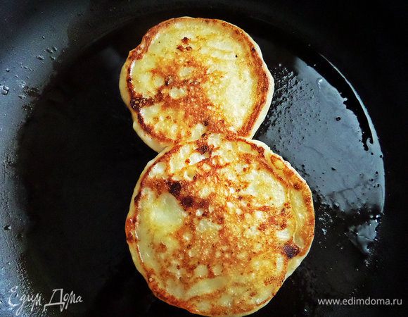 С помощью длинной лопатки переворачиваем и жарим,как обычно любите.