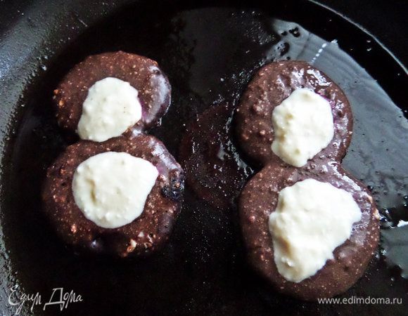 А это,наоборот, оладушки из коричневого теста,на которое капаем светлое.