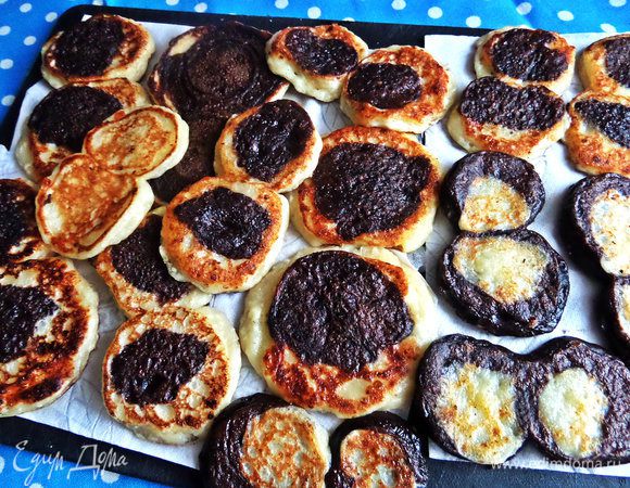 Переносим на салфетку. Получилось 14 "восьмёрок",иначе говоря 28 оладушек!