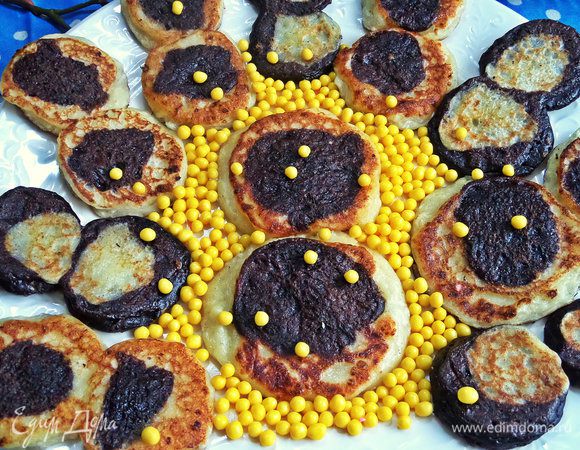 Вот так они смотрятся на общем блюде. Из украшения я использовала сахарные гранулы,они напоминают мимозки)))