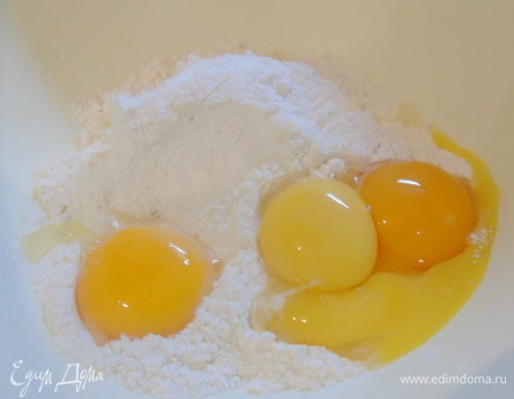 Яйца разделите на белки и желтки. Муку просейте, добавьте желтки.