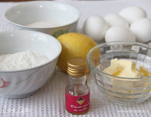 Бисквит. Понадобится 100 г просеянной тортовой муки (я заменила на 90 г обычной пшеничной муки в/с, 10 г кукурузного крахмала и 1/2 ч. л. разрыхлителя), 1/8 ч. л. соли, 4 больших яйца, 100 г сахара-песка, 1 ч. л. мелко тертой лимонной цедры, 1 ч. л. ванильного экстракта, 4 столовые ложки (57 г) сливочного масла.
