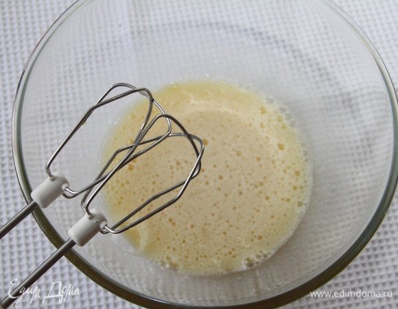 Соединить яйца с сахаром миксером.
