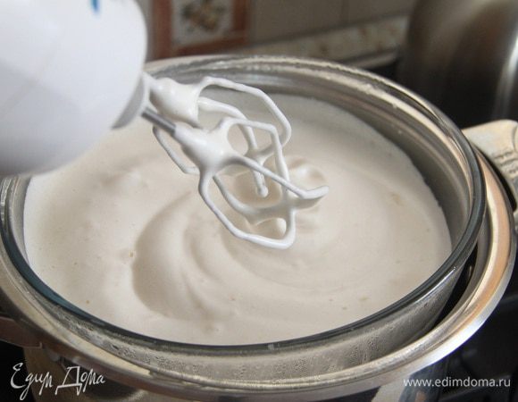 Взбивать яичную смесь на водяной бане, пока смесь не утроится в объёме, около 5 минут. 