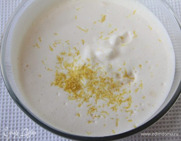 Убрать с огня, добавить лимонную цедру и ванильный экстракт.