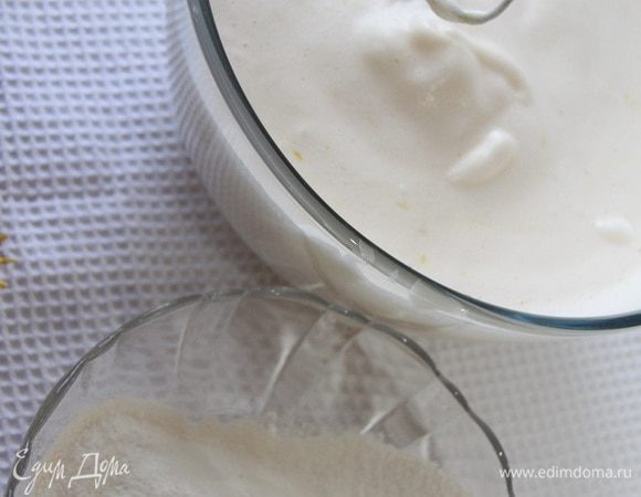 Добавить небольшими порциями муку. Аккуратно перемешать.