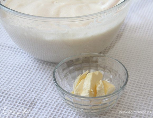 Добавить к тесту размягчённое сливочное масло, перемешать. Тесто для бисквита готово.