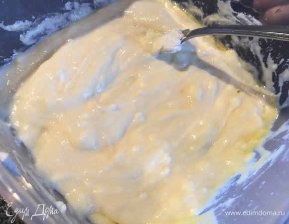 Яйца взбейте с сахаром и солью, добавьте рикотту и половину сливок, хорошо перемешайте.