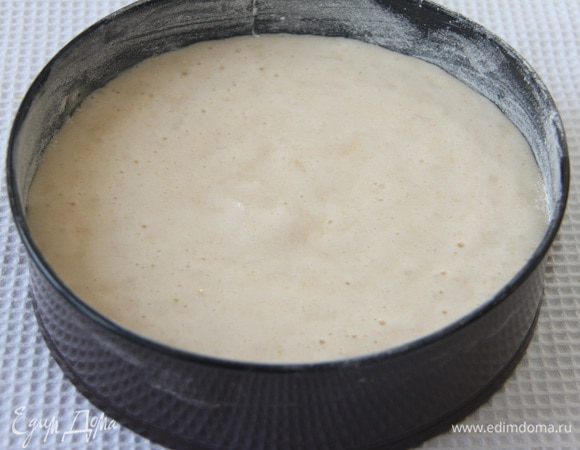 Форму диаметром 20 см смазать сливочным маслом, вылить тесто. Выпекать в предварительно разогретой до 170°С духовке до готовности (примерно 25 минут). 