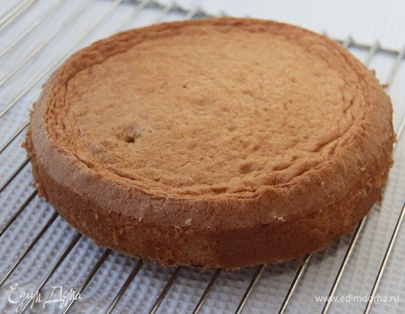 Дать бисквиту полностью остыть на решётке.
Я готовила бисквит предварительно, за день до сборки торта.