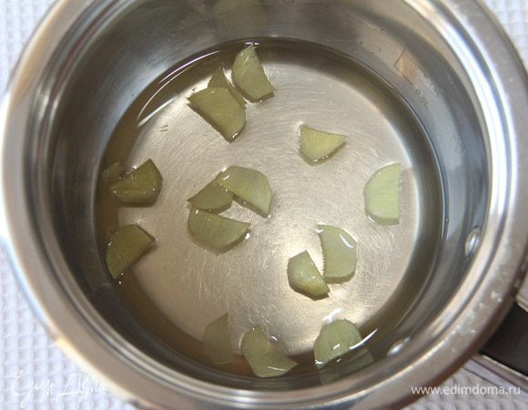 Имбирный сироп. 160 мл воды соединить со 100 г сахара-песка, проварить минуты три после закипания. Убрать с огня, добавить 10-граммовый очищенный и тонко нарезанный свежий имбирь. Дать настояться до полного остывания (не менее 1 часа).
