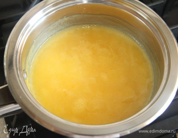 Смешать цитрусовый сок, цедру, сахар и яичные желтки. Поместить смесь в кастрюлю и варить на среднем огне, постоянно помешивая, пока смесь не загустеет.