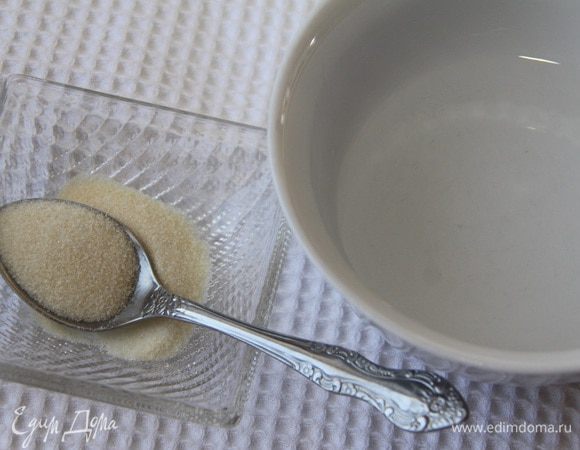 В 60 мл воды растворить 2 ч. л. желатина, дать постоять несколько минут.