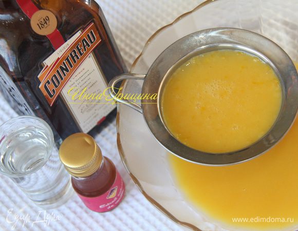 Цитрусовый крем процедить через сито, добавить апельсиновый ликёр и ванильный экстракт.