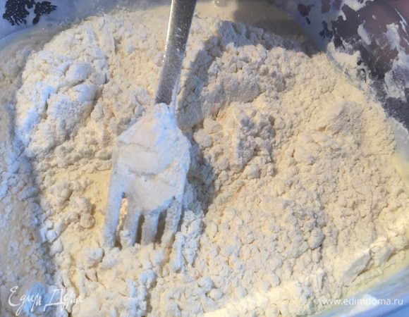 Постепенно добавьте муку, каждый раз хорошо перемешивая, чтобы не было комочков.