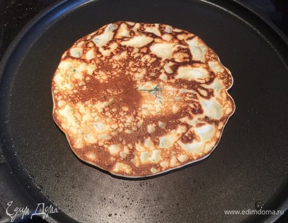 На раскалённой сковороде пожарьте блинчики диаметром 12-14 см, перед каждым блинчиком смазывайте сковороду растительным маслом. 