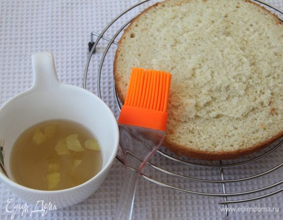 Бисквит разрезать на два коржа. Каждый корж пропитать имбирным сиропом.