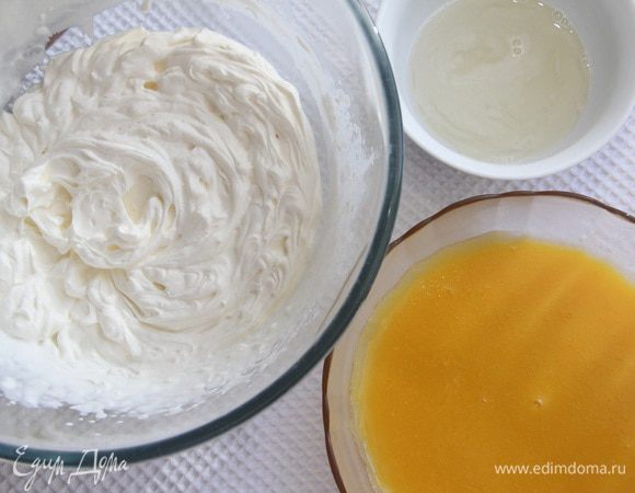 Сливки взбить в пышную пену, добавить тёплый желатин (я прогреваю в свч, импульсно), добавить цитрусовый крем. 