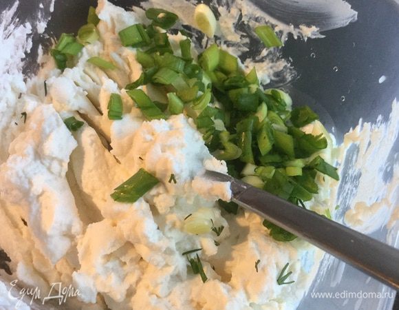 Для начинки мелко нарубите зелёный лук...