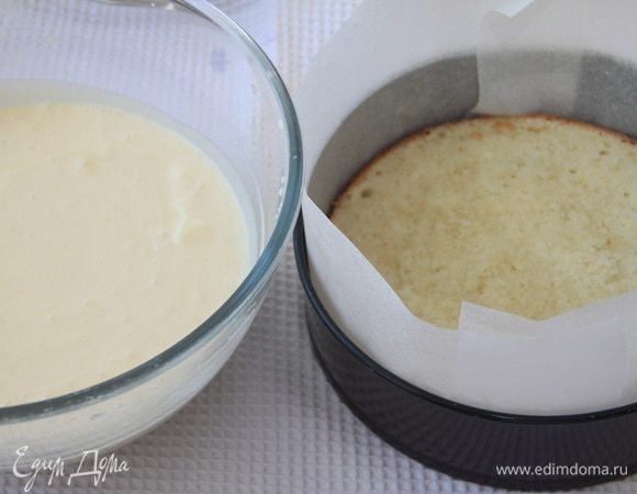 В разъёмную форму выложить корж, пропитанный имбирным сиропом, вылить половину мусса, выложить второй корж, вылить оставшийся мусс. Убрать торт в холодильник на 2-3 часа.