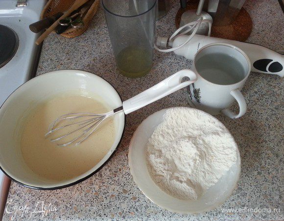 Отделим желтки от белков, смешаем желтки с сахаром, добавим кефир, начнем постепенно вводить муку и замешаем густое тесто, добавляя воду.