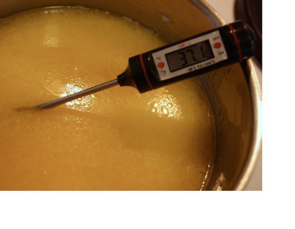 Растопить сливочное масло в кастрюльке, добавить молоко, подогреть до 37°С.