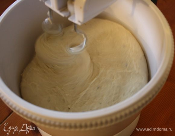 Замесить тесто из молока с маслом, дрожжей с кардамоном, муки, соли и сахара. Вымешивать 15 минут (у меня самый простой миксер со спиральными насадками для теста).