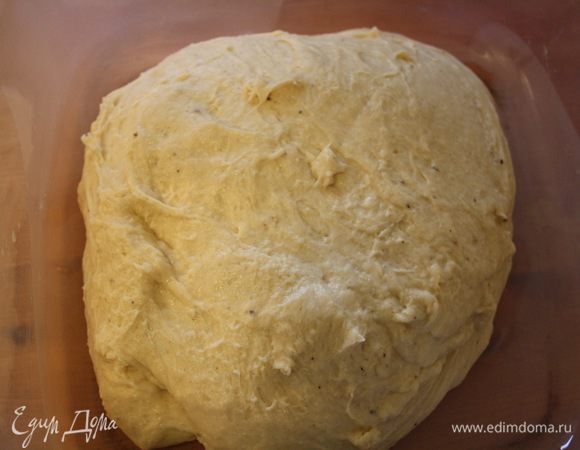 Положить тесто в миску, накрыть пленкой и оставить в тепле на 30 минут.