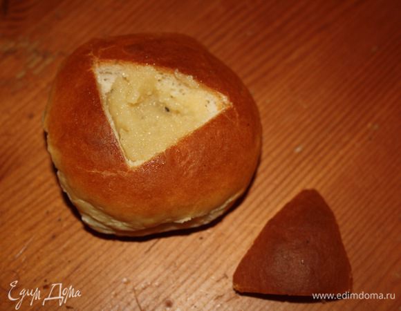 Смешать мякиш с миндальной массой и парой ложек сливок. Начинить массой булочки.