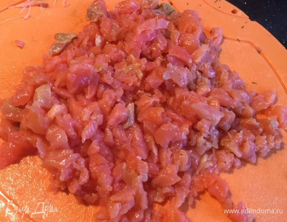 Если требуется удалите пинцетом косточки из филе семги, и мелко нарежьте.