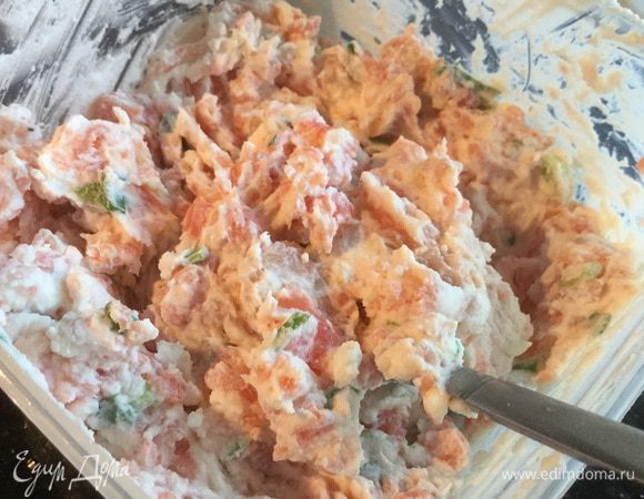 Смешайте рикотту, зелёный лук и семгу.