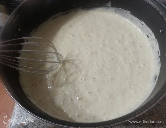 Через пару часов тесто начало бродить: возьмем ложку или венчик и немного перемешаем тесто, добавим 2 столовые ложки растительного масла. 