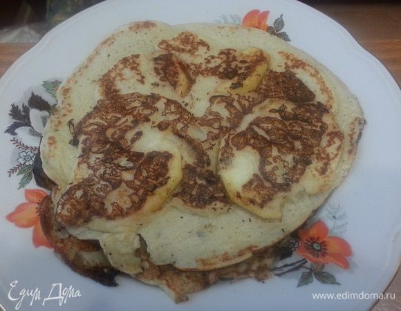 Готовые блины подаём с любимым вареньем, мне нравится варенье из смородины или брусники. 