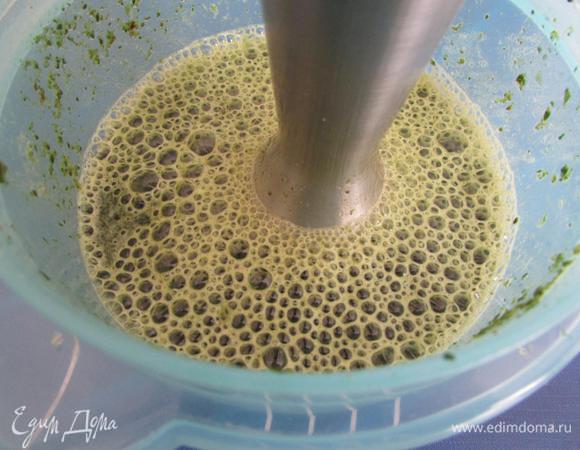 Шпинат залить стаканом кипятка. Бланшировать 2 минуты. Прямо в воде измельчить блендером.