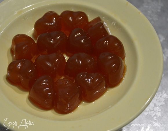 Желе сделала из облепихового варенья. Просто в сок добавила разведенный желатин и отправила в холодильник. Часть разлила по формочкам и получились конфетки.