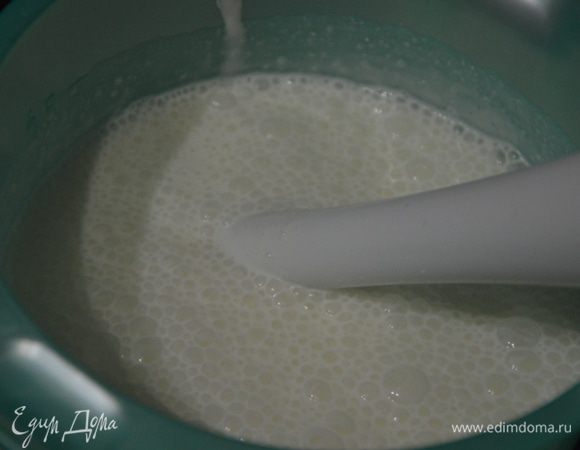 Далее делаем суфле. Сметану взбиваем с творогом и сахаром.Добавляем растопленный желатин тонкой струйкой не переставая взбивать.