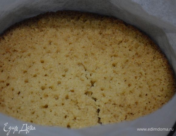 Приступим к сборке торта. Форму выстилаем пекарской бумагой из нее же делаем бортики и выкладываем первую половинку бисквита.