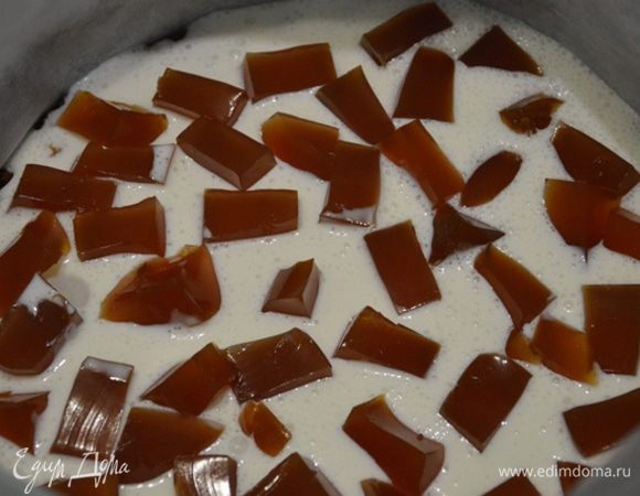 Выливаем половинку суфле и раскладываем наше порезанное желе.