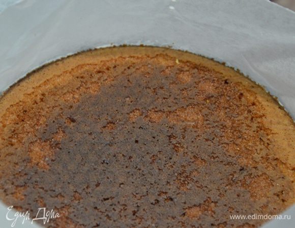 Выливаем вторую часть суфле и накрываем второй половинкой бисквита. Я взяла нижнюю часть, т.к. она более ровная, чтобы легче выровнять было. И отправляем торт в холодильник на пару часов, у меня он остался на ночь.