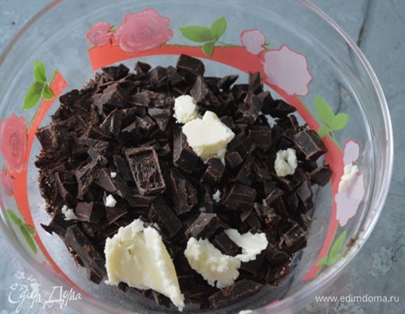 Готовим ганаш. Сливки подогреваем и заливаем ими порубленный шоколад и сливочное масло. Даем постоять 3 минуты.