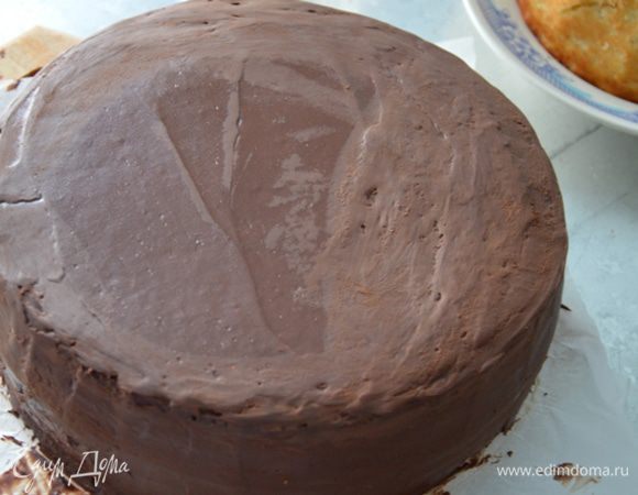 Покрываем торт шоколадом и отправляем его в холодильник. У меня не получилось идеально ровно покрыть и поэтому я после застывания пыталась исправить огрехи ножом и руками, часть покрытия стала матовым от горячих рук и потерялась однородность. Так делать не стоит)
