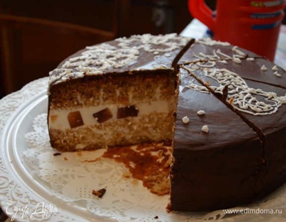 Готовим айсинг. Белок растираем с сахарной пудрой и начинаем творить. Т.к. я делала это впервые, то у меня получилось не так, как на картинках, которые я смотрела. Буду тренироваться) Вот такой тортик получился в разрезе.