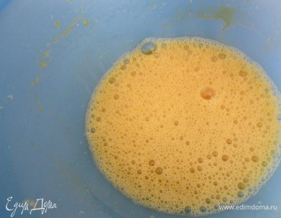 Яйца взбить с щепоткой соли.