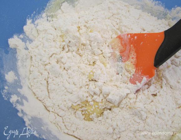 Добавить сахар, 0,5 стакана молока и всю муку. Перемешать.