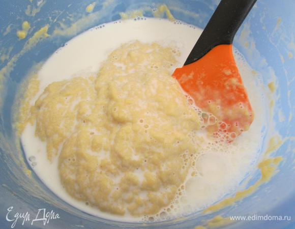 Развести тесто оставшимся молоком.