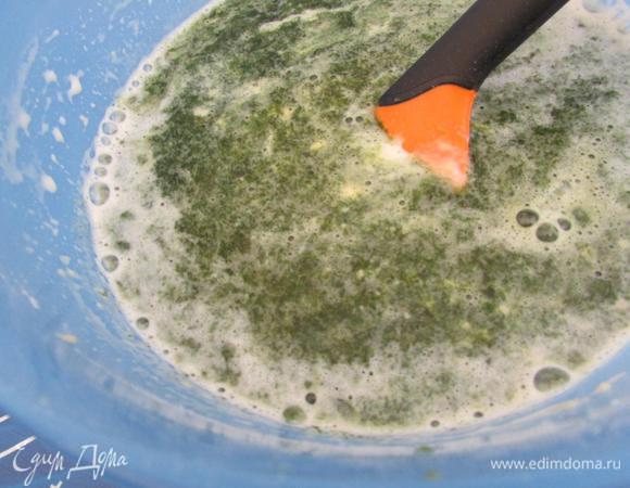 Влить оливковое масло и пюре из шпината. Перемешать.