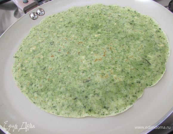 Блинчики выпекать на раскаленной сковородке с обеих сторон.