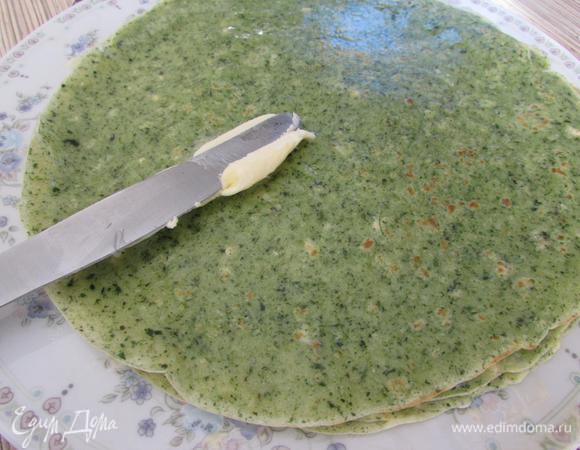 Каждый блинчик смазать сливочным маслом.