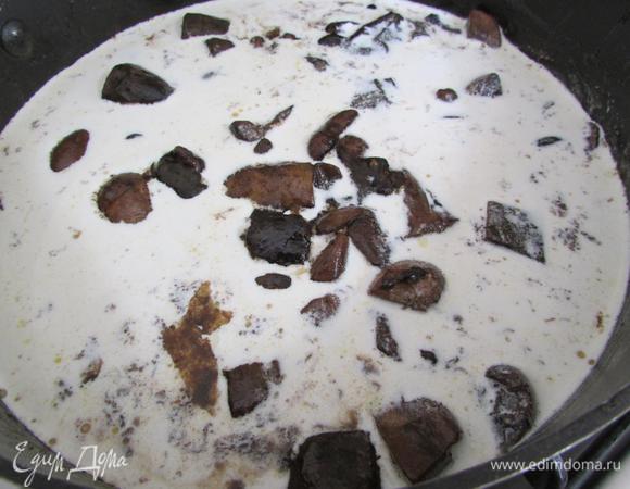 Приготовить соус. Грибы обжарить на сливочном масле. Влить сливки, добавить сахар и тушить под крышкой, 15-20 минут. Посолить, поперчить.