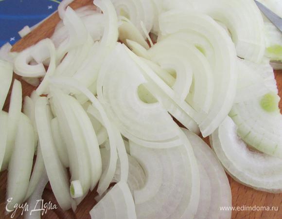 Приготовить начинку. Лук почистить, нарезать полукольцами.